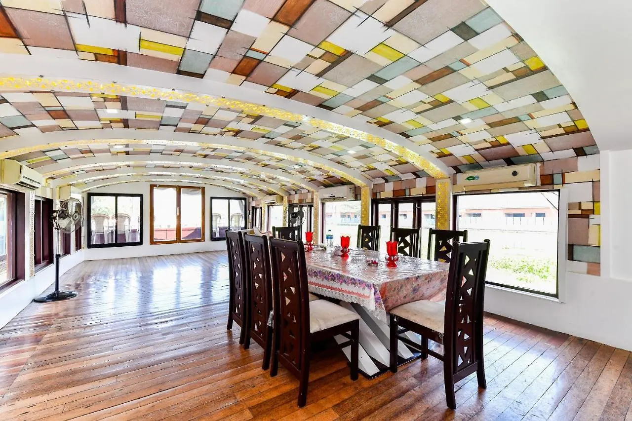 Oyo 23434 Royal Palace 4Bhk Premium Houseboat Hotel Alappuzha