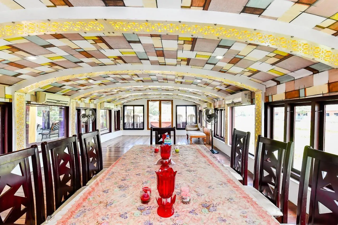 Oyo 23434 Royal Palace 4Bhk Premium Houseboat Hotel Alappuzha 3*,
