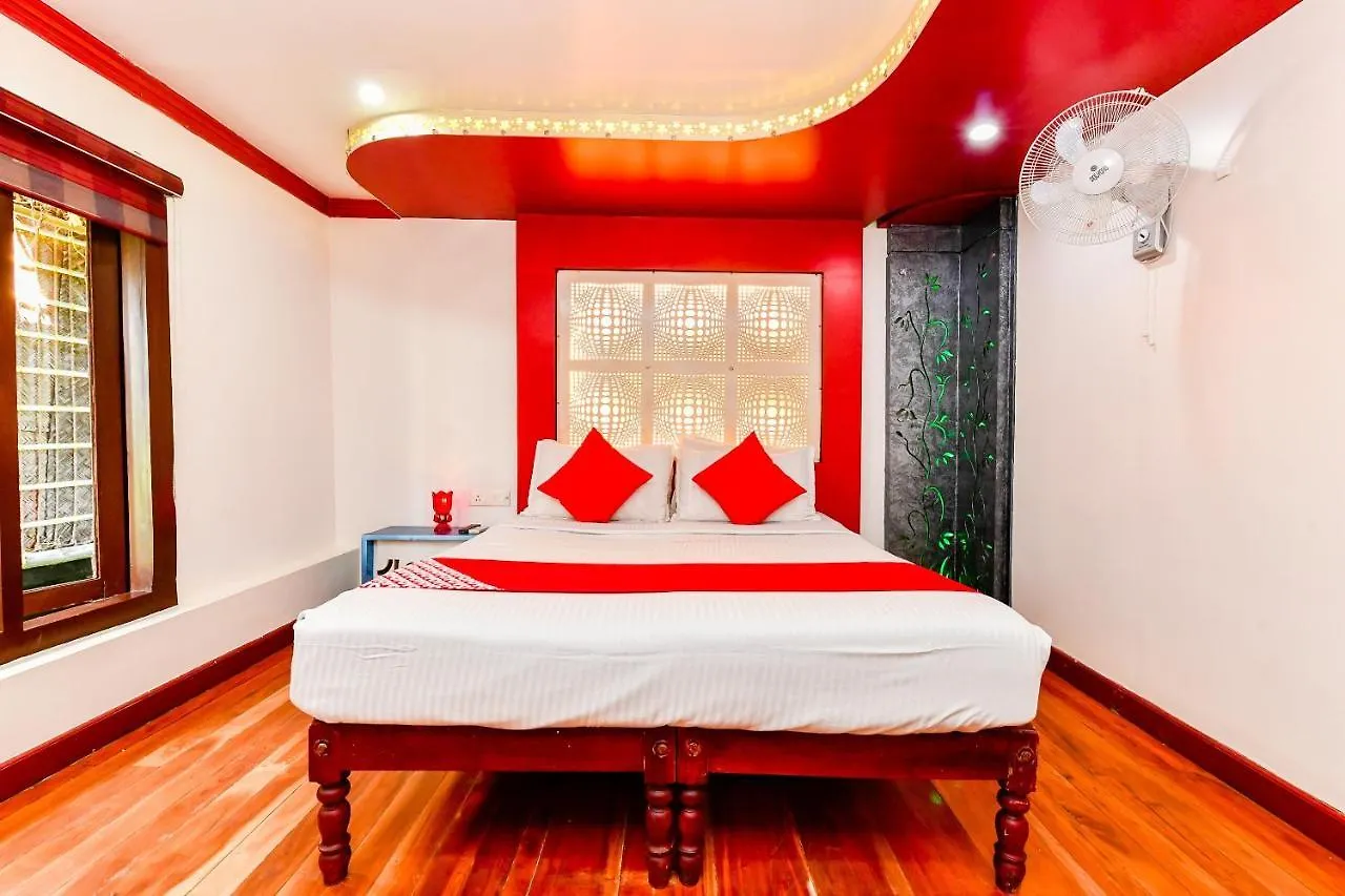 Hotel Oyo 23434 Royal Palace 4Bhk Premium Houseboat Alappuzha 3*,  Indie